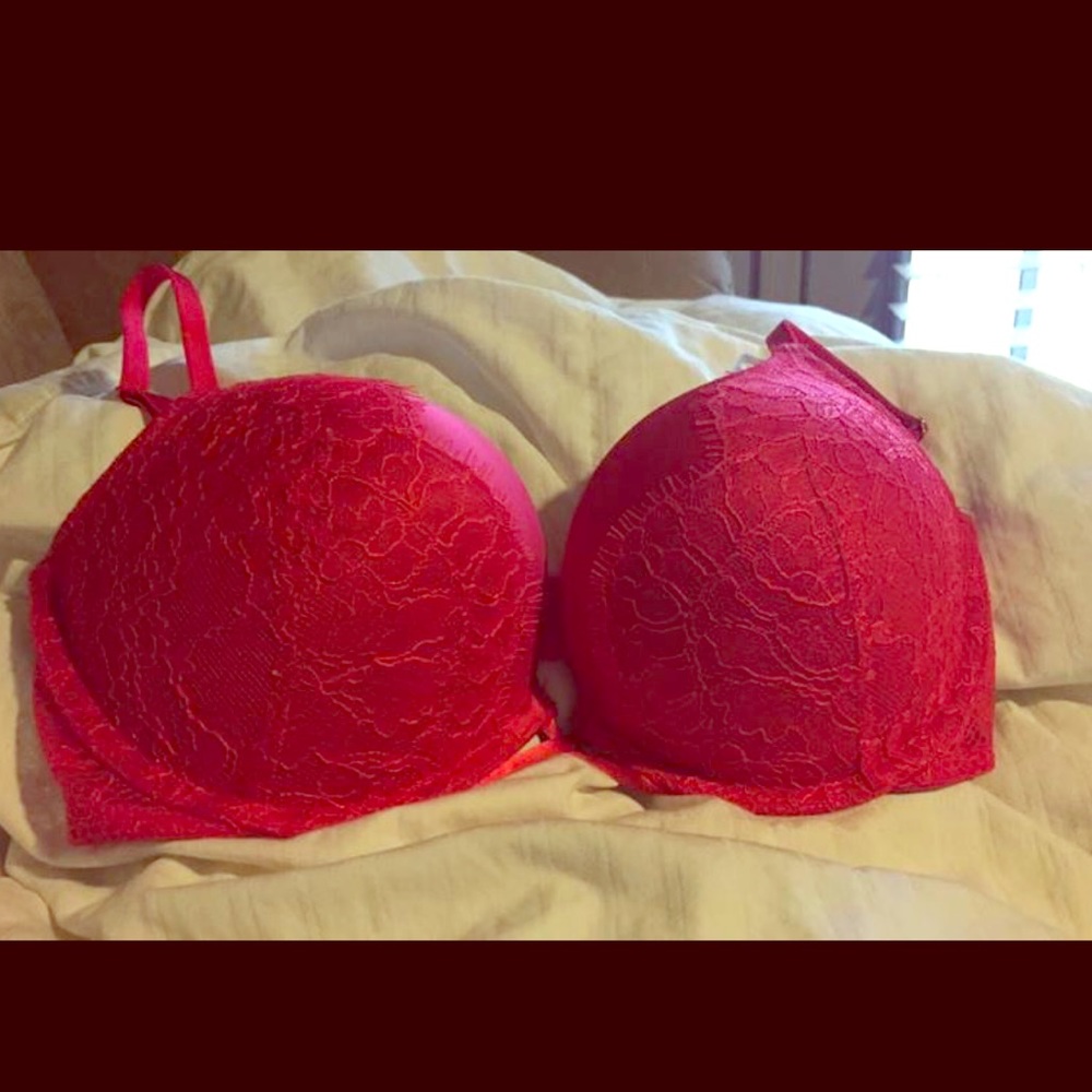 NWOT Victoria’s Secret 32D Red Bra